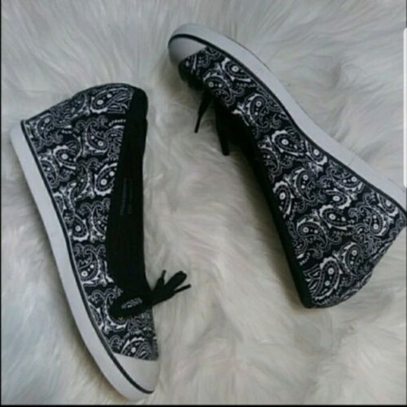 X2B BLACK/WHITE PAISLEY WEDGE SIZE 6-EUC - Picture 1 of 7